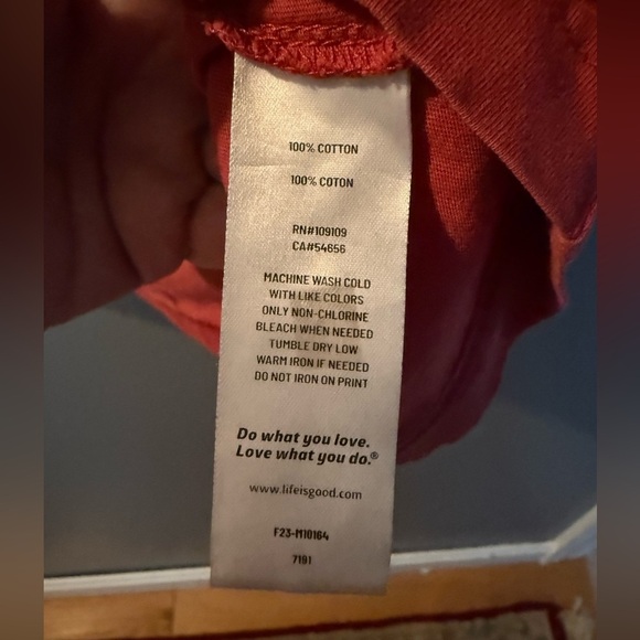 Life is Good Men's Sz L Graphic Crusher T-Shirt with Skiing Design - Picture 4 of 5